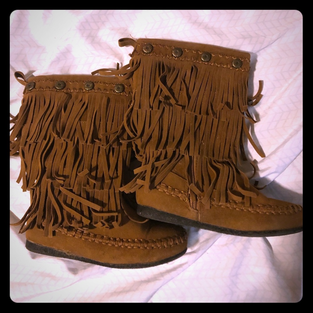 Girl’s fringe boots